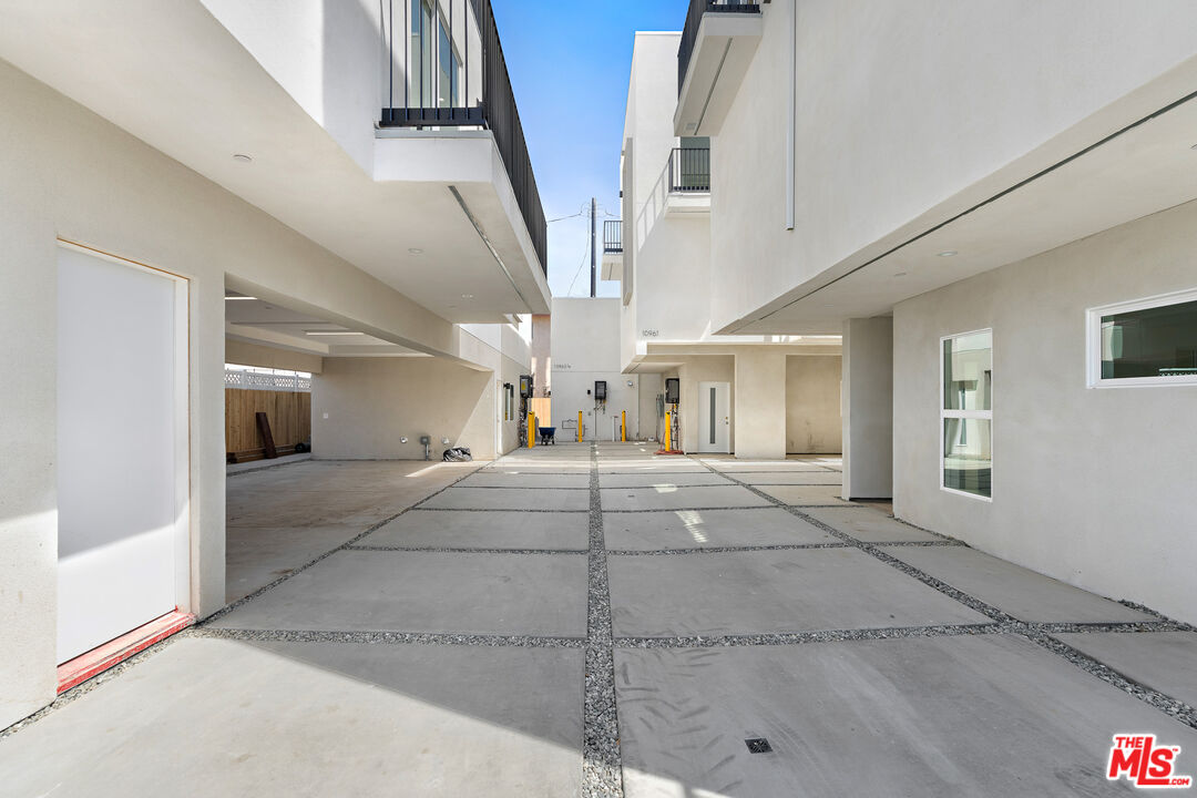 10957 Calvert
