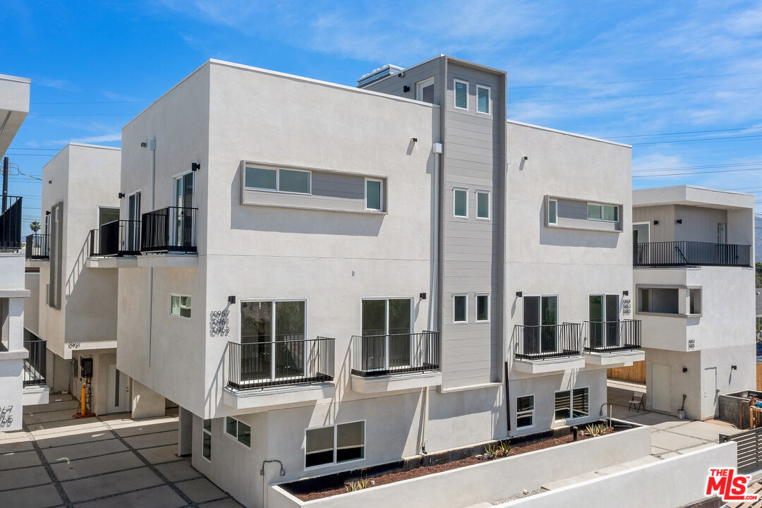 10957 Calvert