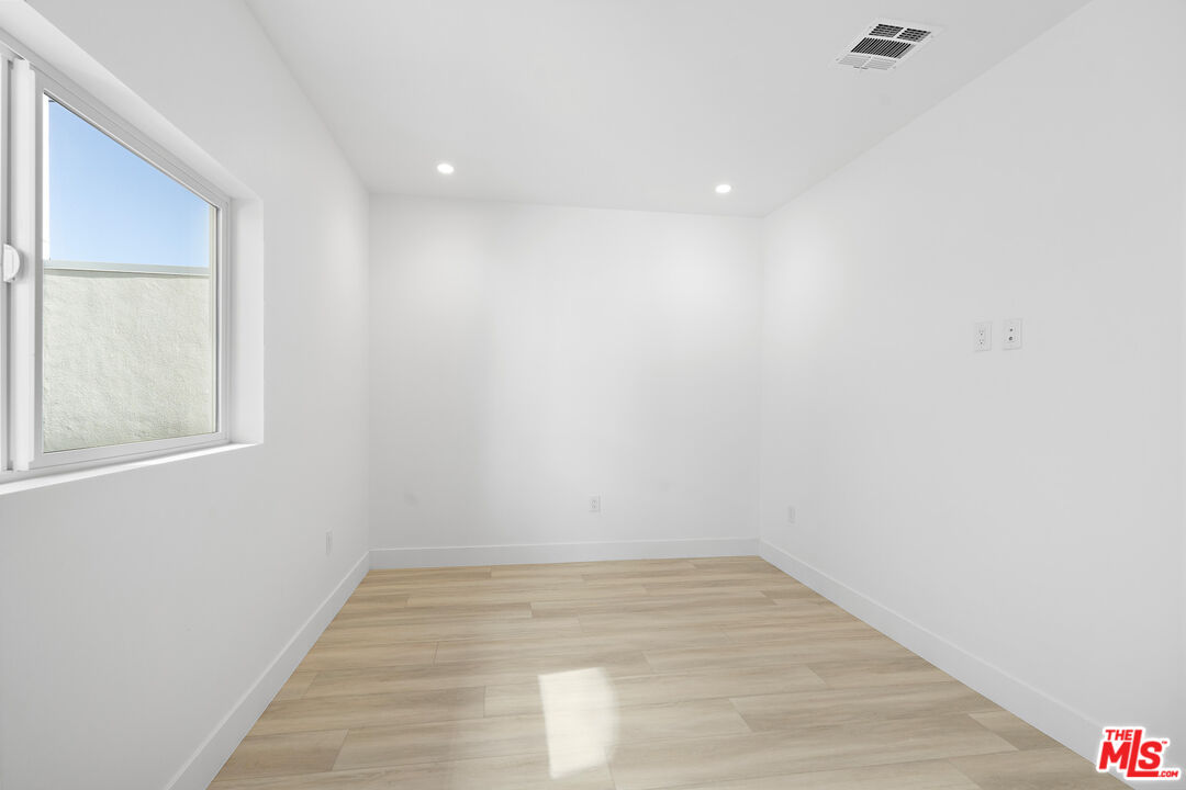 10957 Calvert