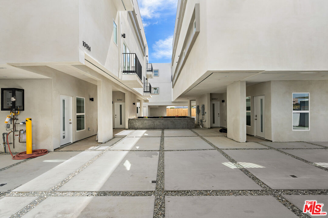 10957 Calvert