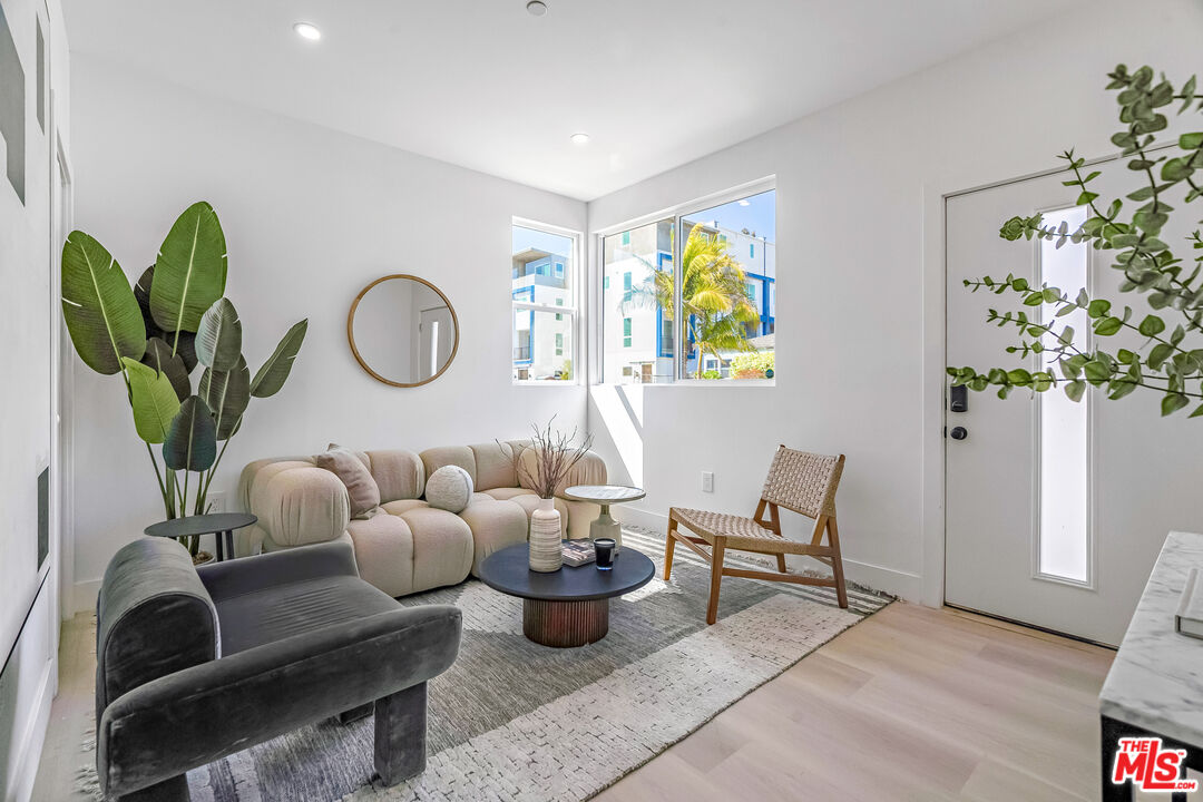 5832 David Ave Unit: 1