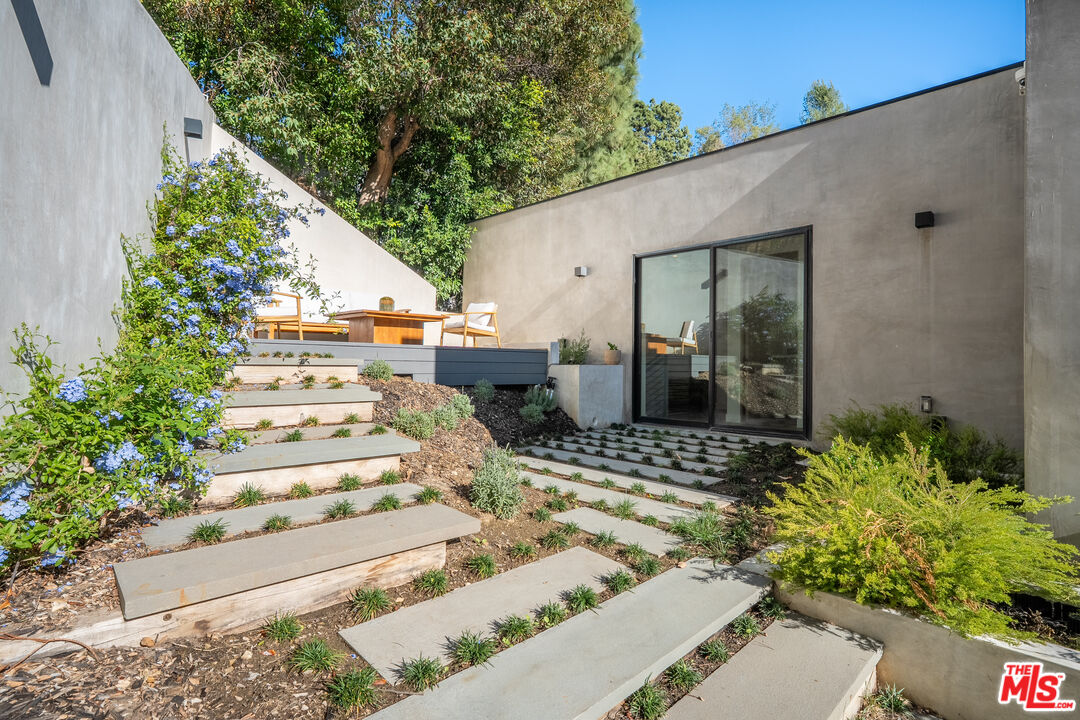 8029 Willow Glen Rd