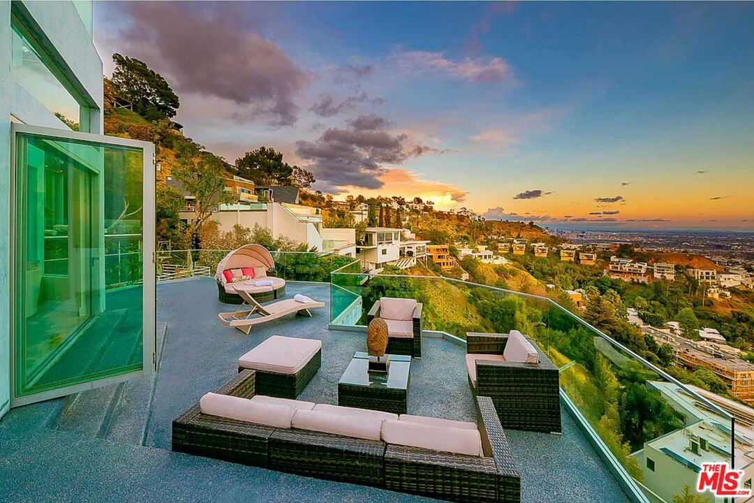 2183 Sunset Plaza Dr