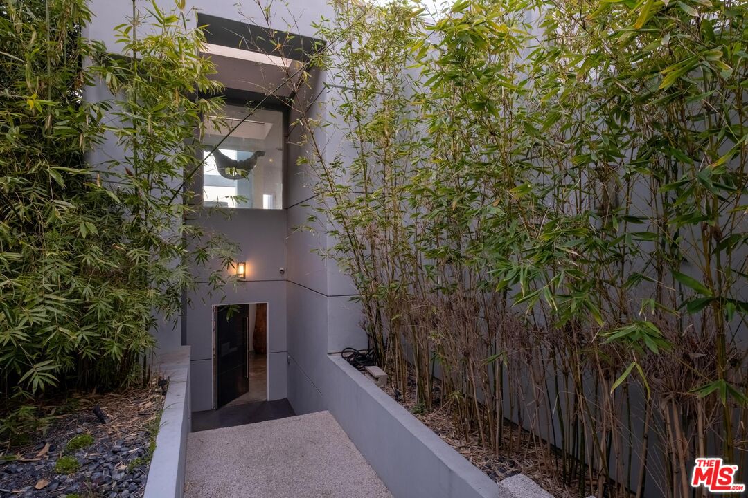 2183 Sunset Plaza Dr