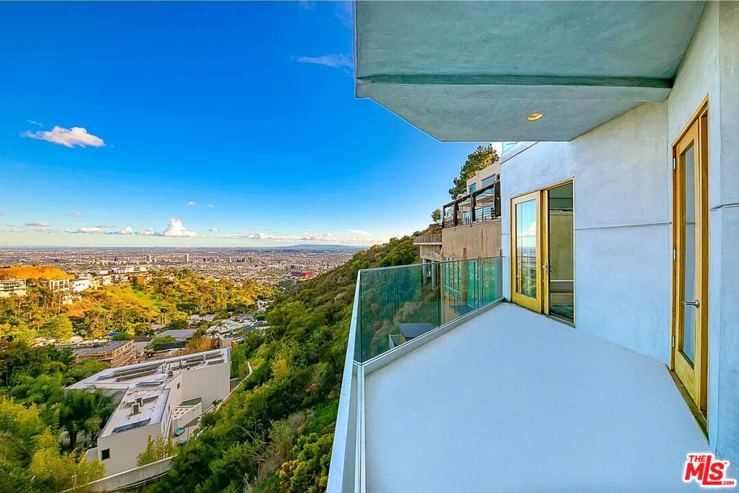 2183 Sunset Plaza Dr