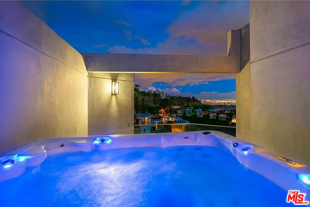 2183 Sunset Plaza Dr