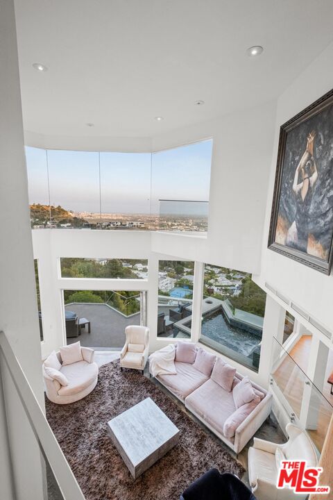 2183 Sunset Plaza Dr