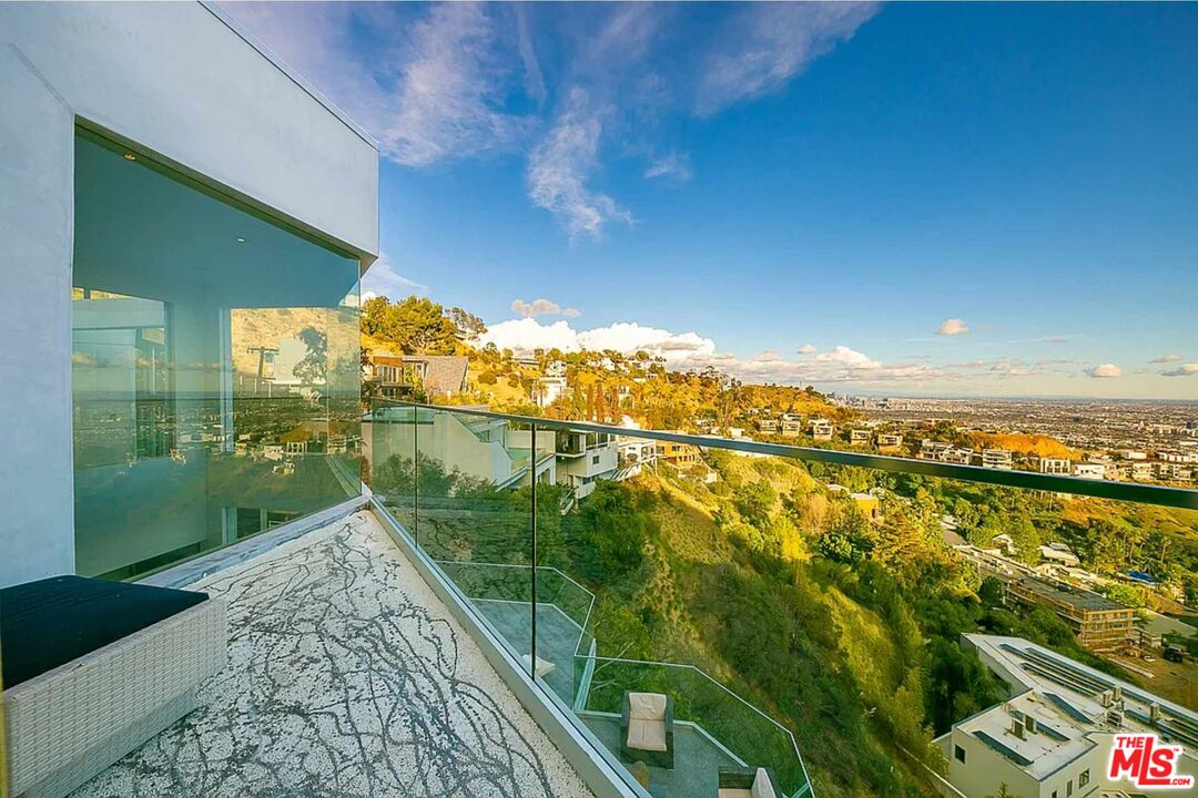 2183 Sunset Plaza Dr