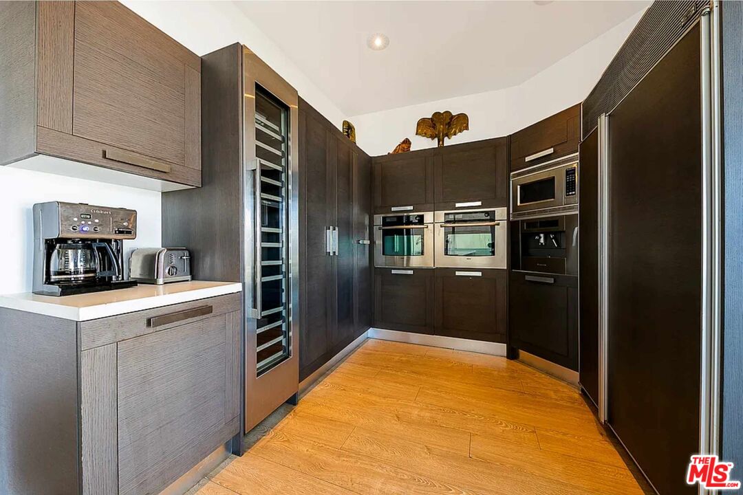 2183 Sunset Plaza Dr