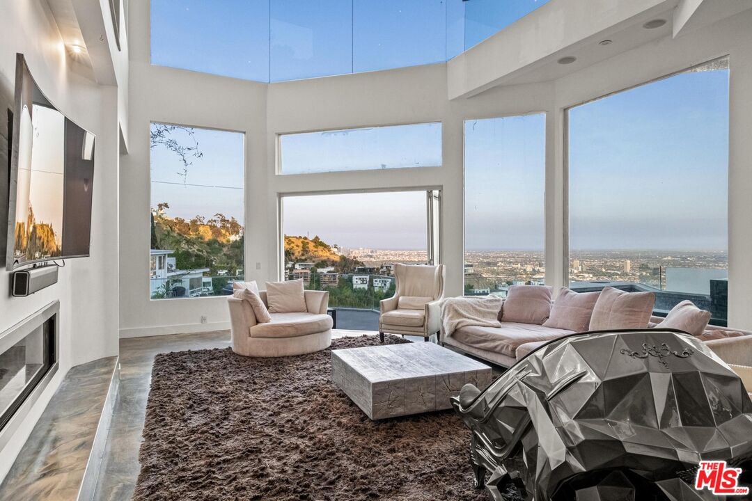 2183 Sunset Plaza Dr