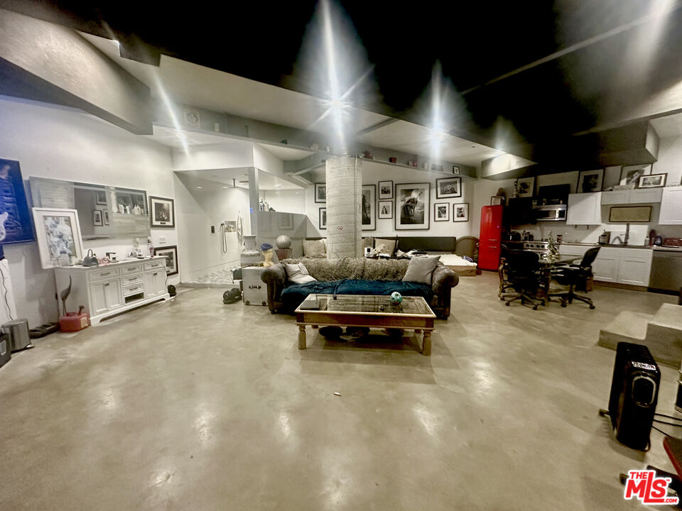 2183 Sunset Plaza Dr