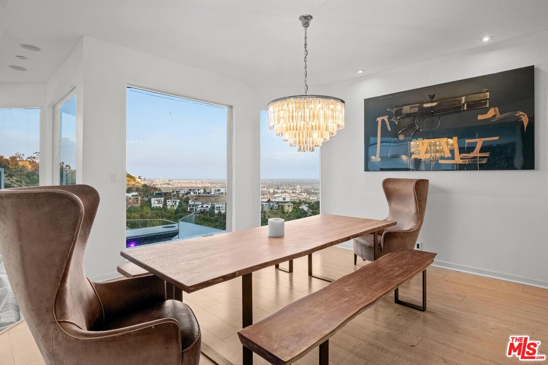 2183 Sunset Plaza Dr