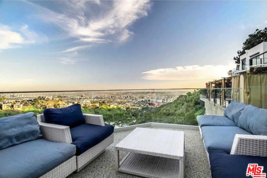 2183 Sunset Plaza Dr