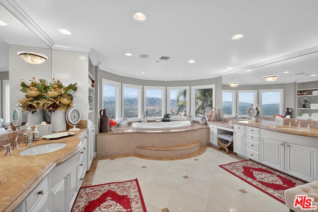 7833 Torreyson Dr