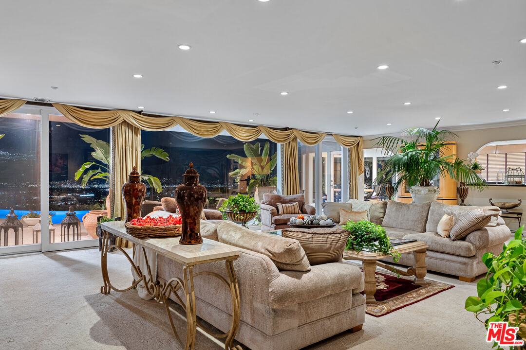 7833 Torreyson Dr