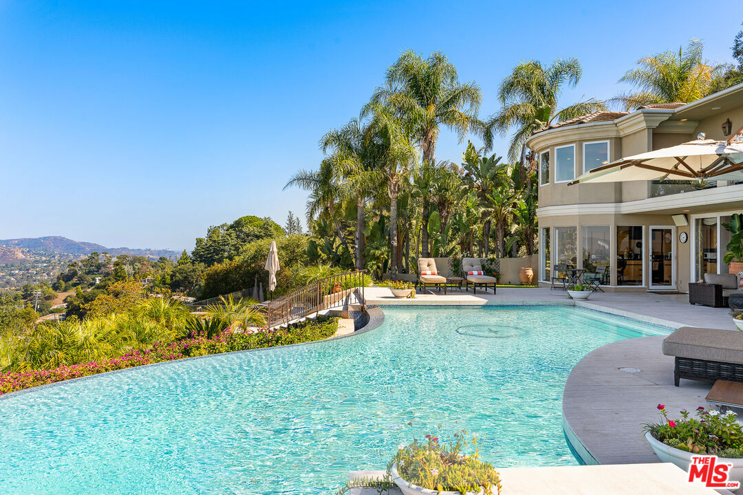7833 Torreyson Dr