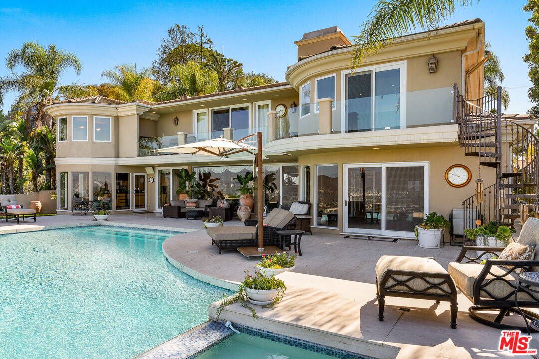 7833 Torreyson Dr