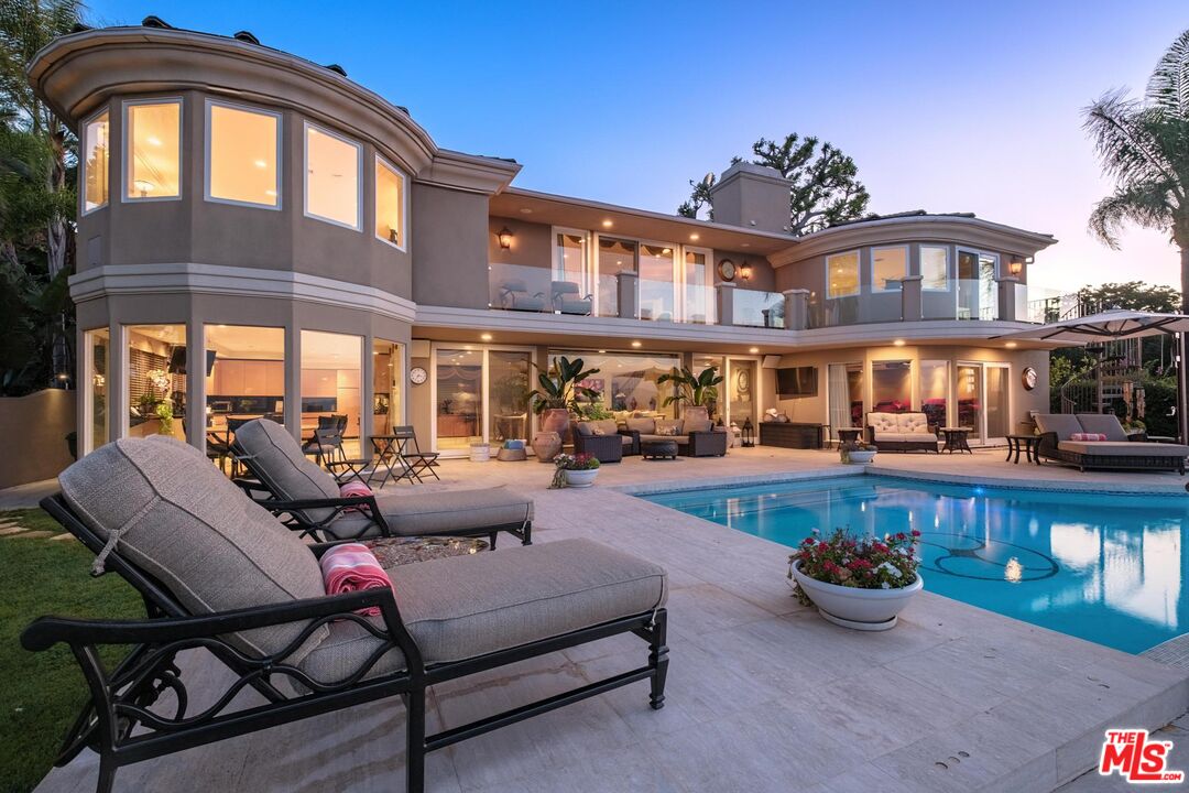7833 Torreyson Dr