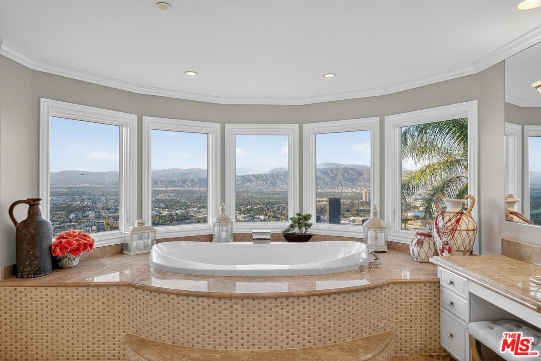 7833 Torreyson Dr