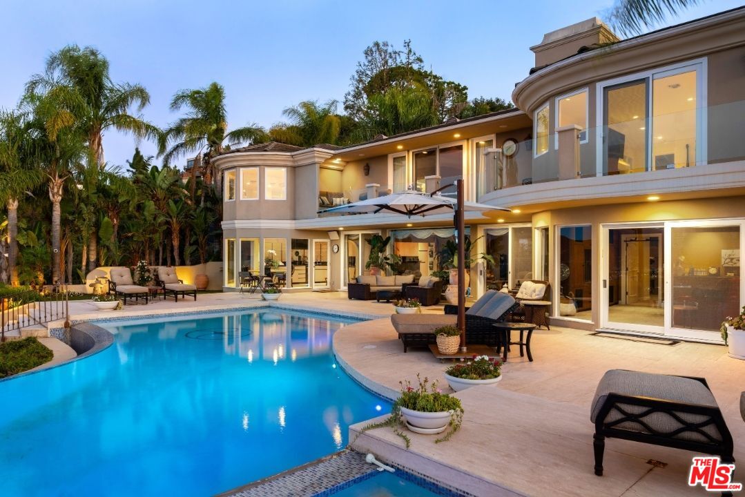 7833 Torreyson Dr