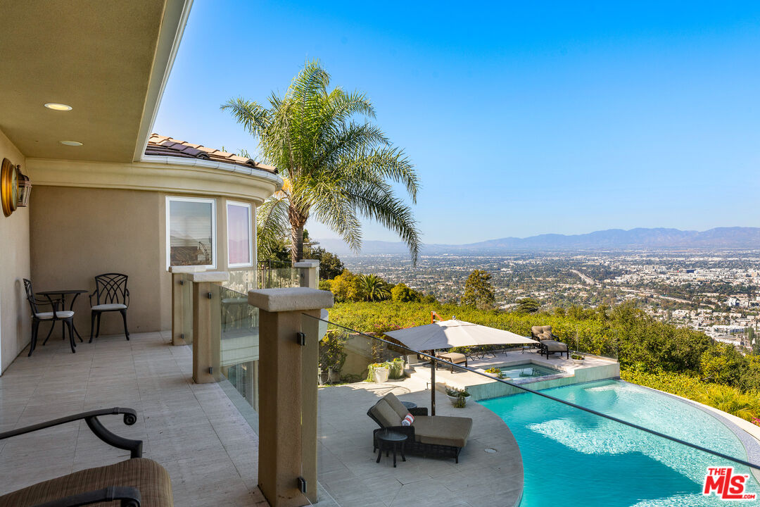 7833 Torreyson Dr