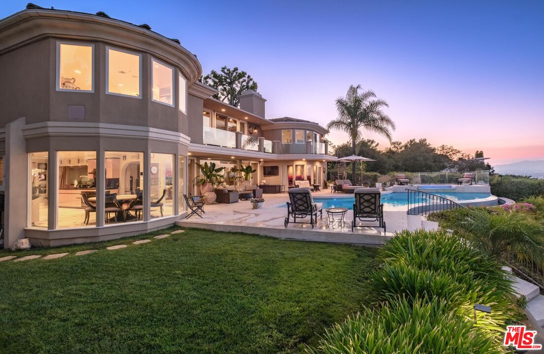 7833 Torreyson Dr