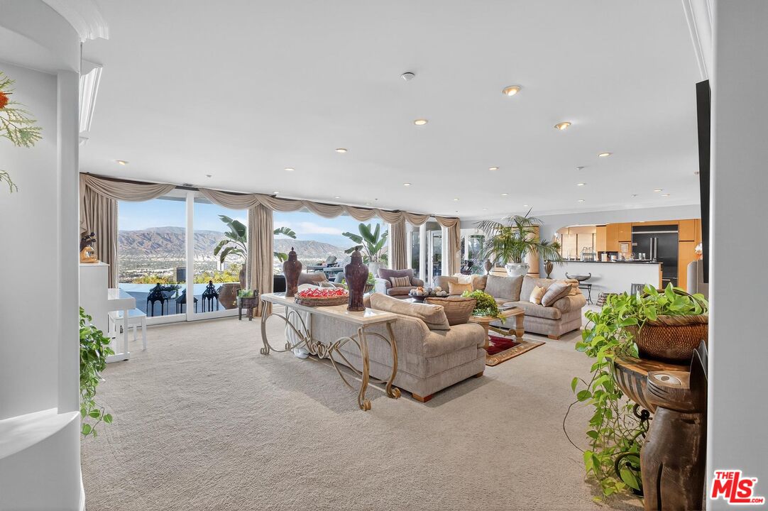 7833 Torreyson Dr