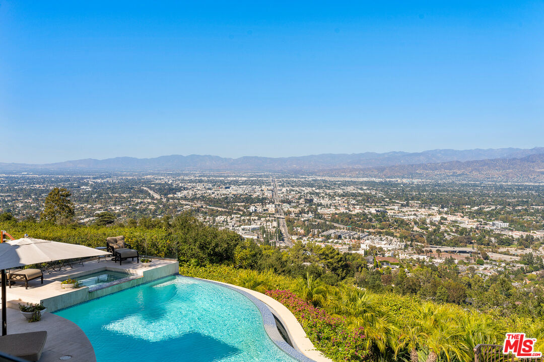 7833 Torreyson Dr
