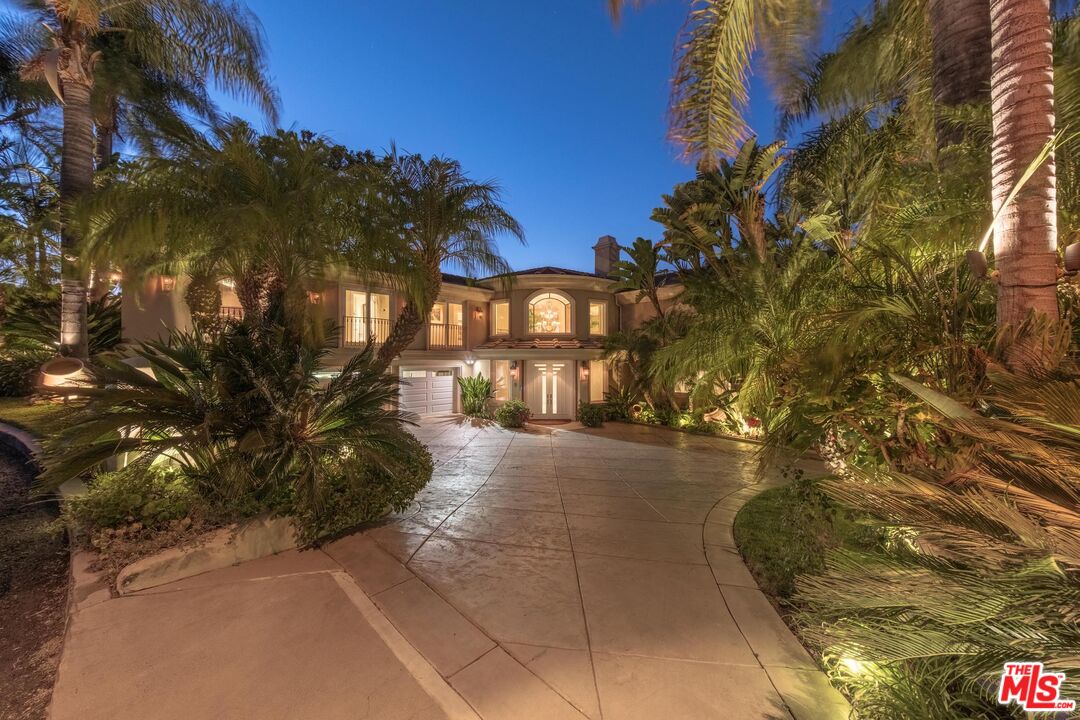 7833 Torreyson Dr