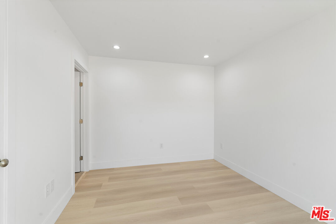 10963 Calvert Unit: 1/4
