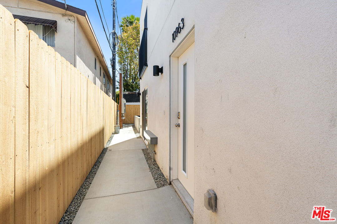 10963 Calvert Unit: 1/4
