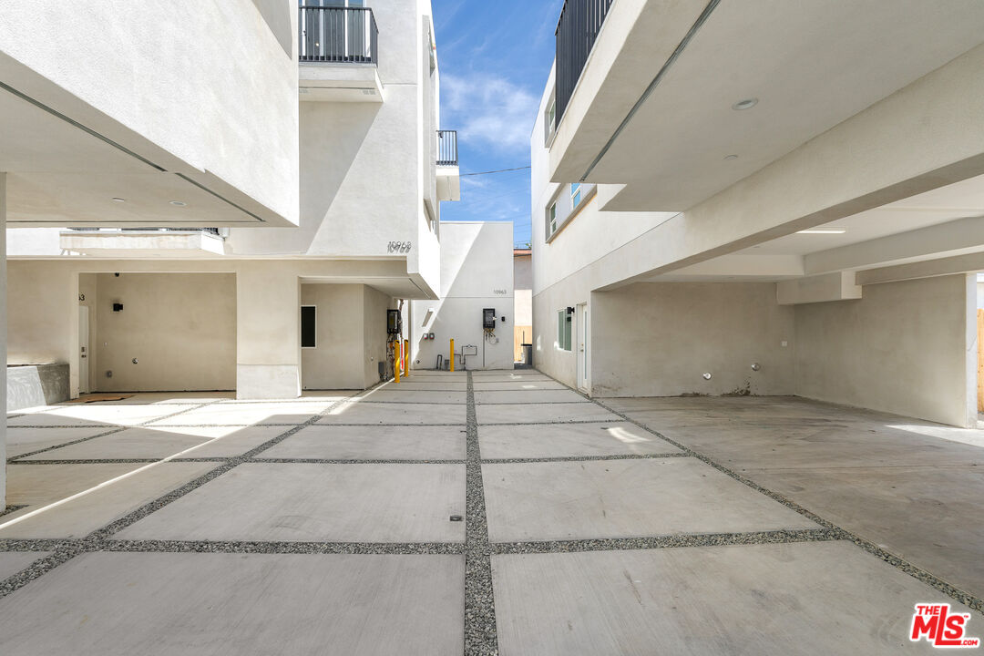 10963 Calvert Unit: 1/4