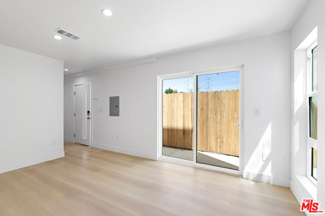 10963 Calvert Unit: 1/4