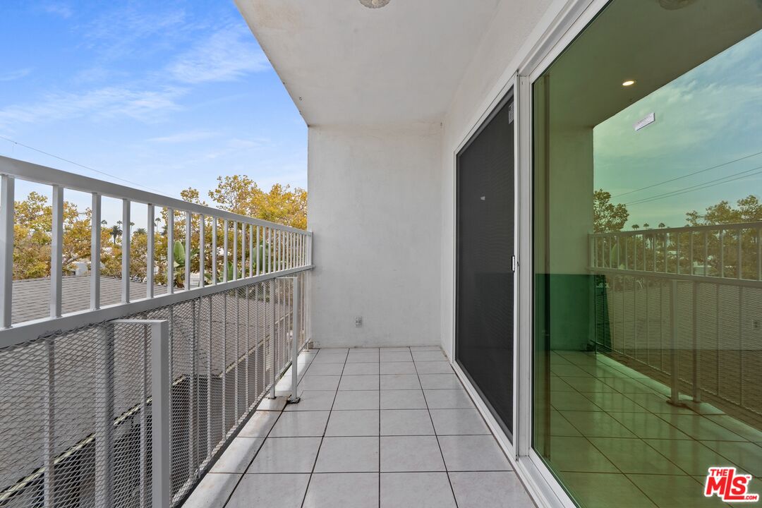 423 S Rexford Dr Unit: 305