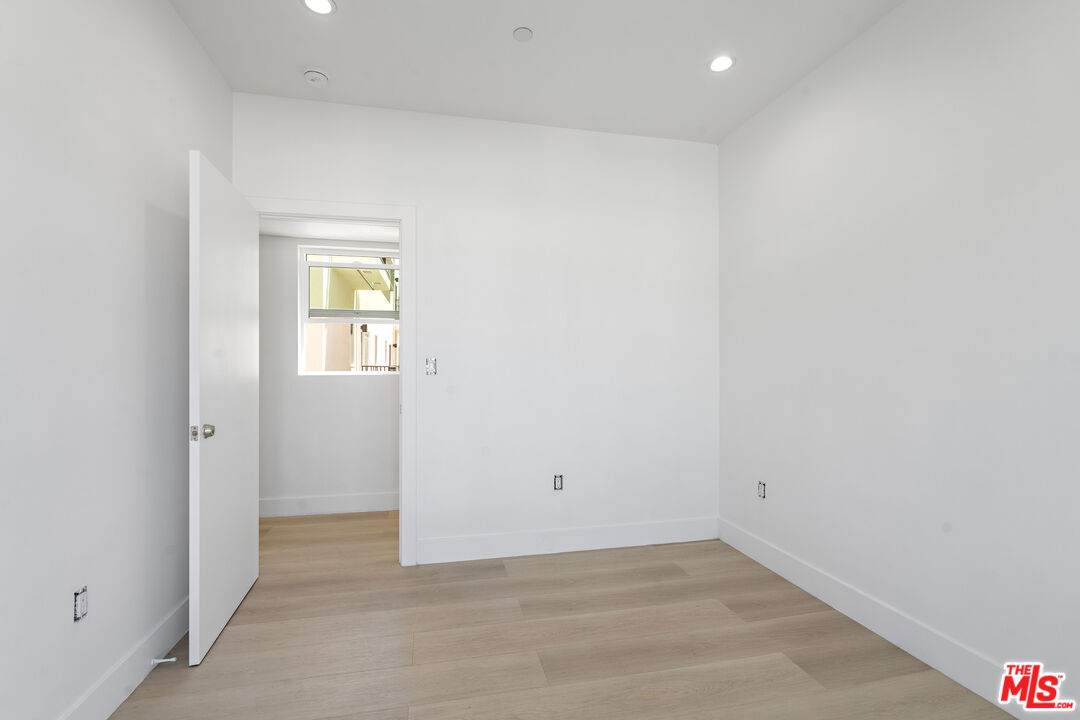10965 Calvert