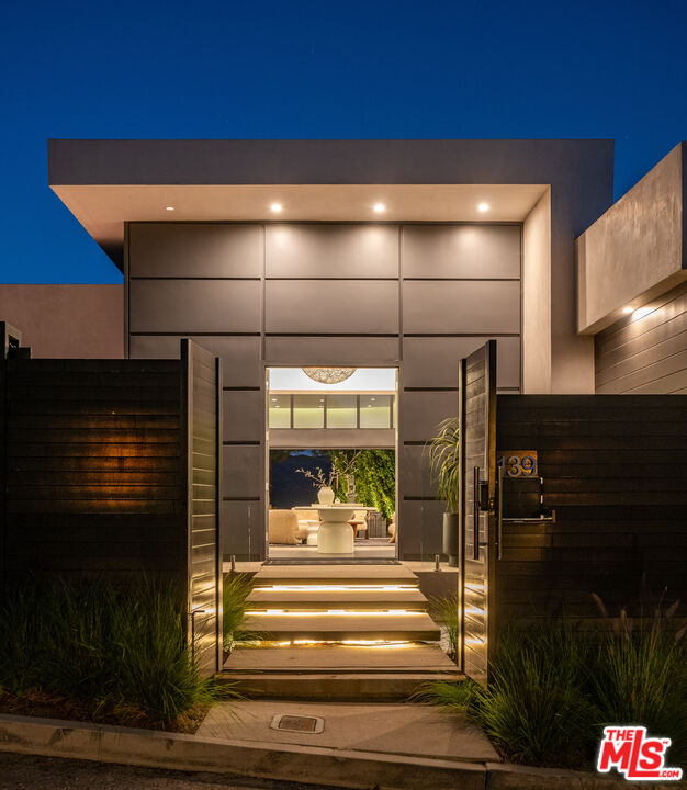 7139 Macapa Dr