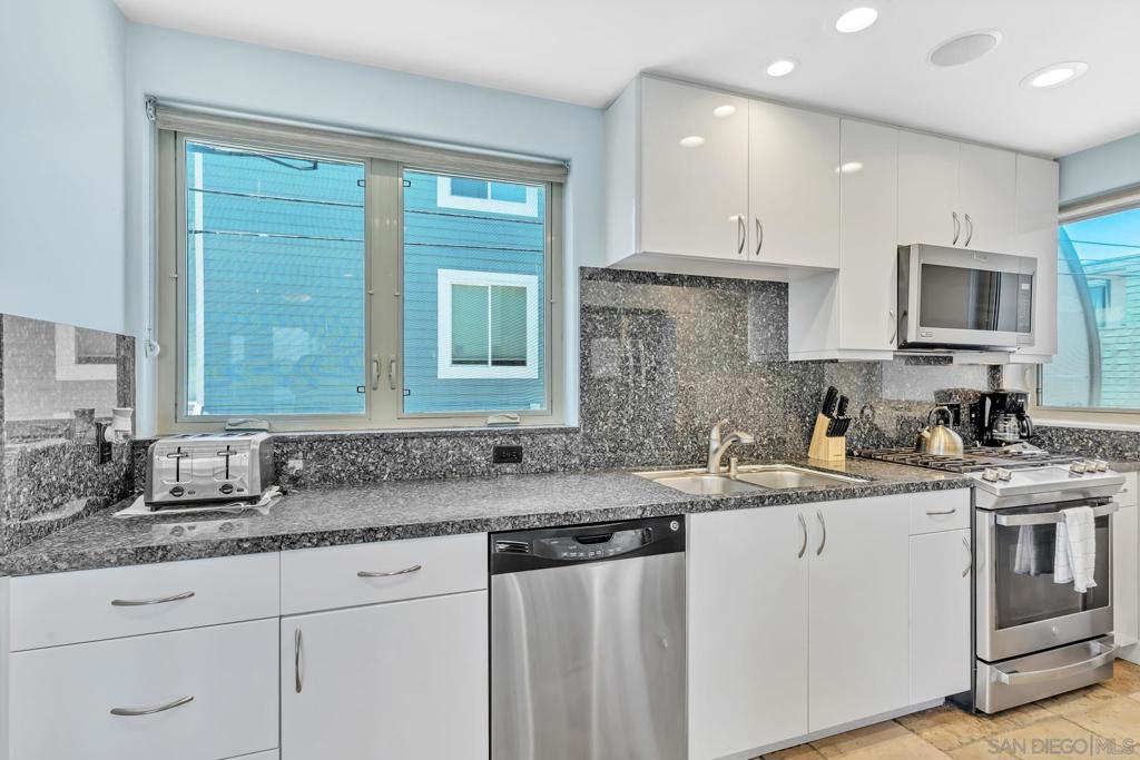 719 Manhattan Ct