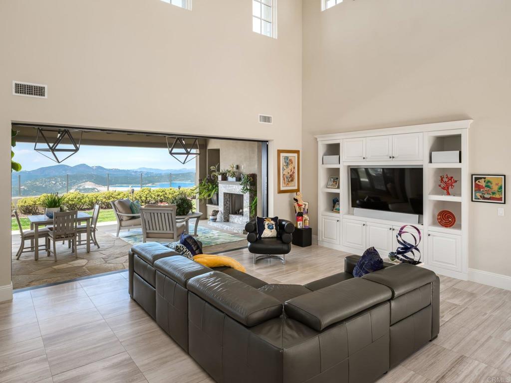 8784 Avenida Mirador