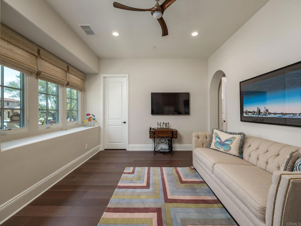8784 Avenida Mirador