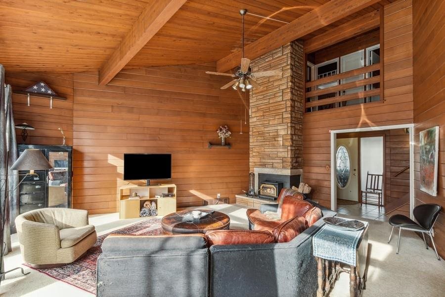 3677 NE Coral Cove Ln