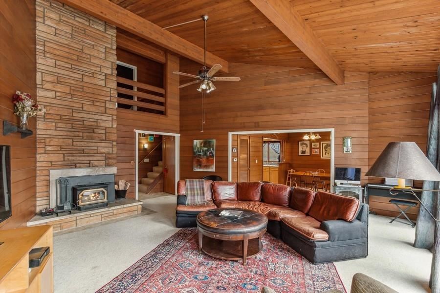 3677 NE Coral Cove Ln