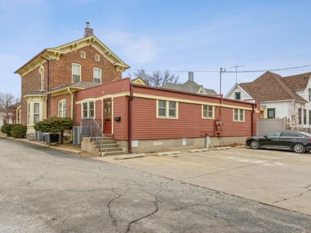 319 E Bloomington St