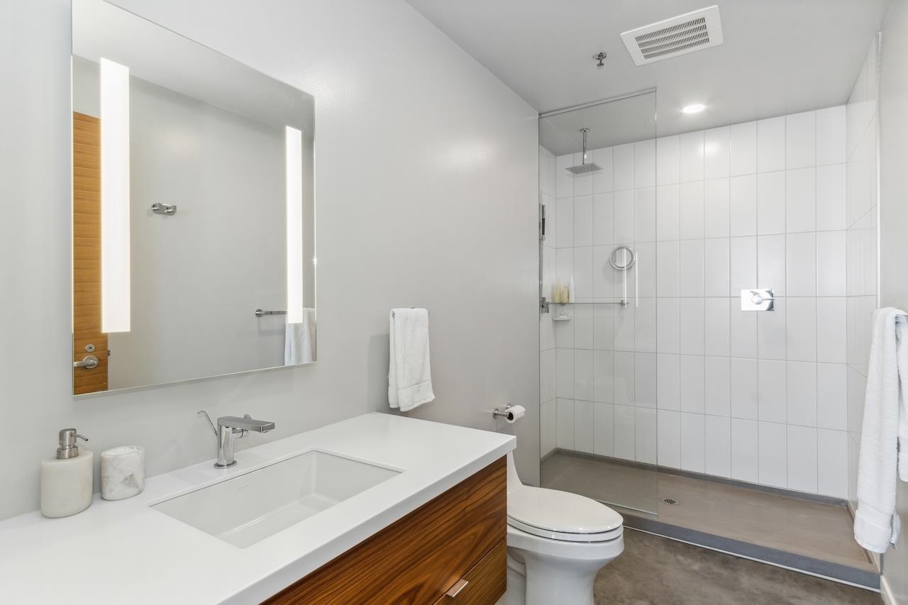 404 E College St Unit: 1006