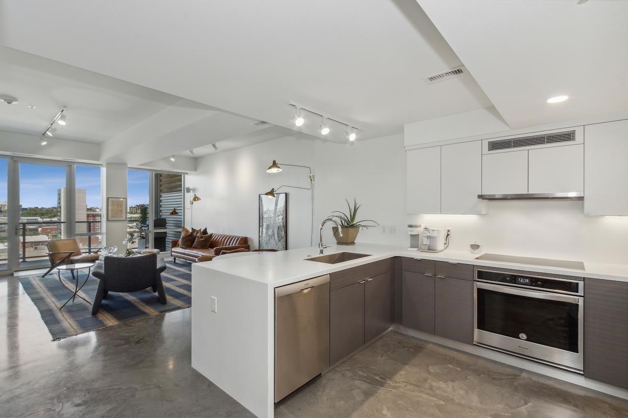 404 E College St Unit: 1006