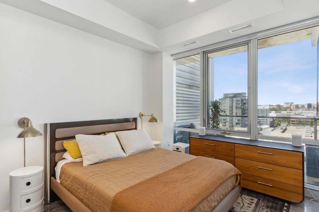 404 E College St Unit: 1006