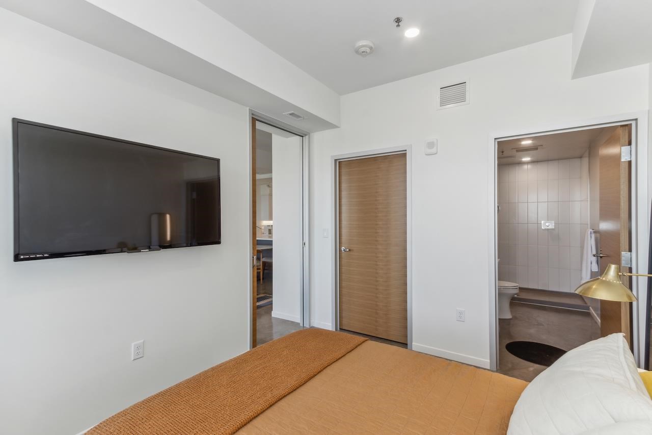 404 E College St Unit: 1006