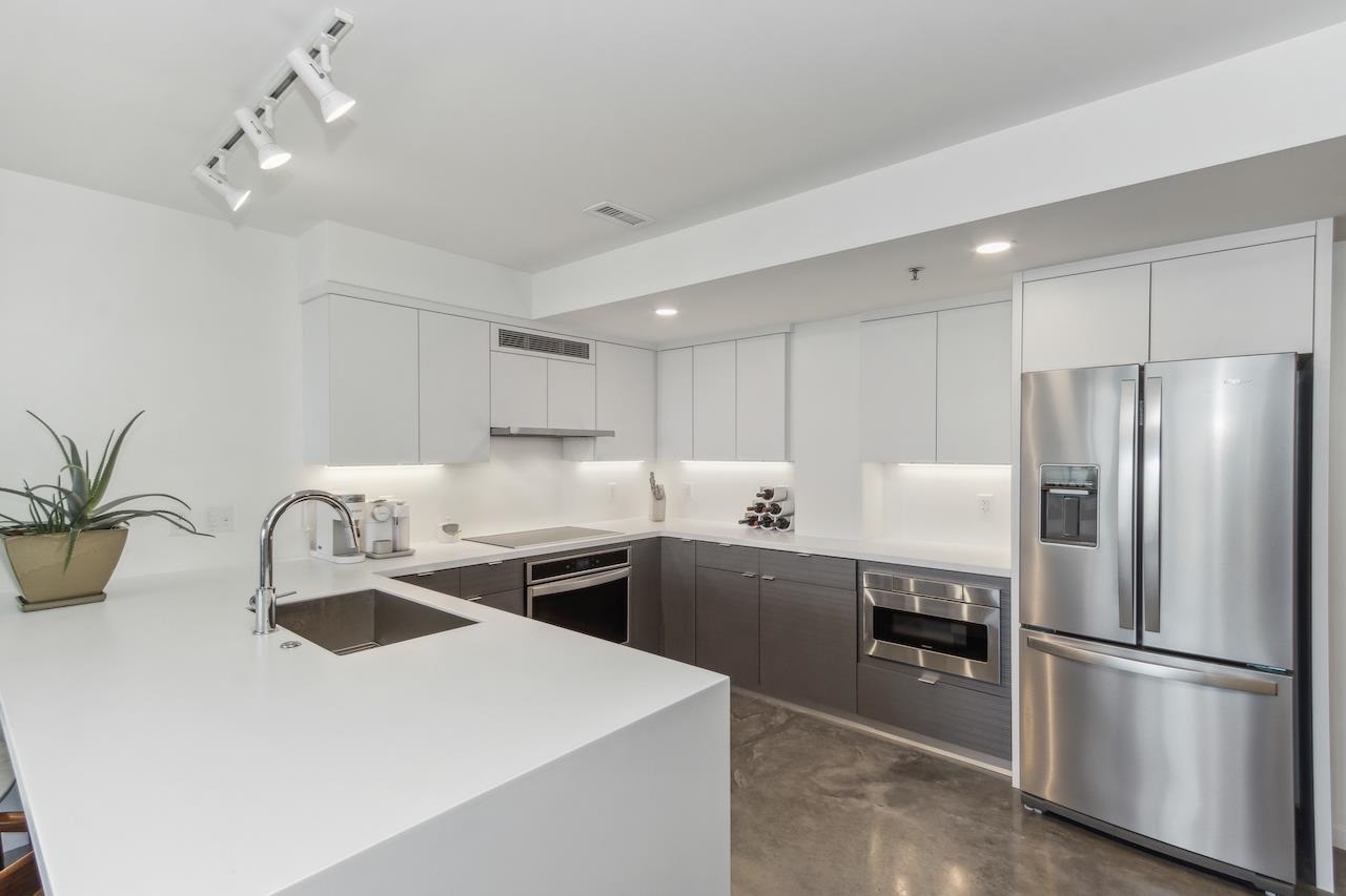 404 E College St Unit: 1006