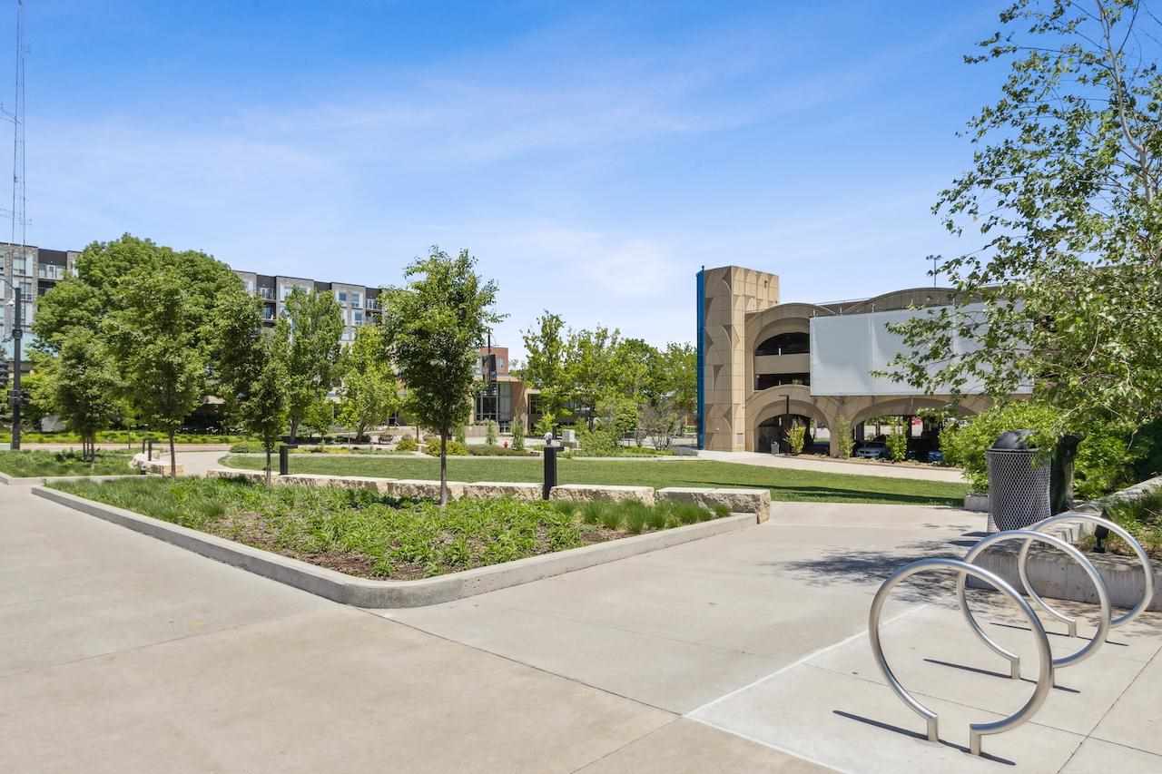 404 E College St Unit: 1006