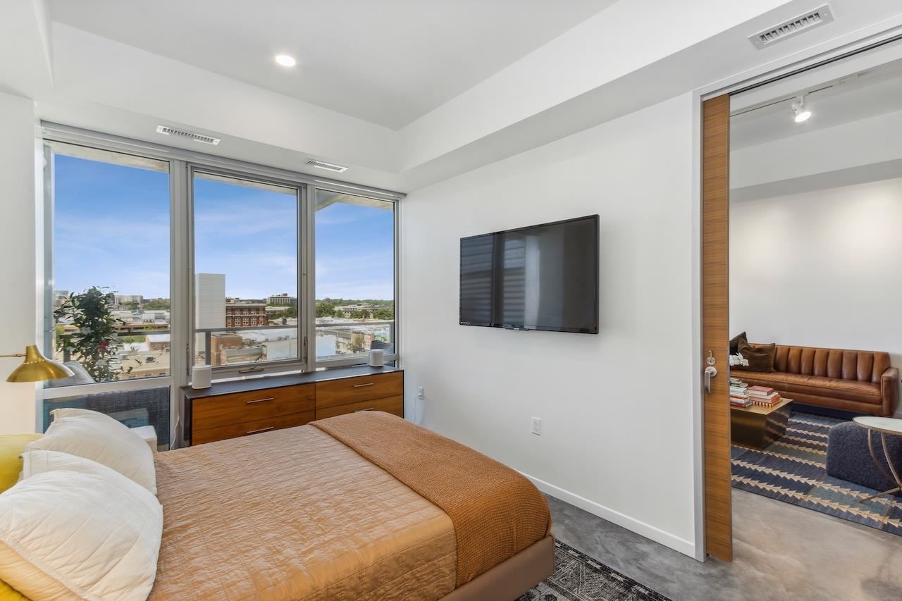 404 E College St Unit: 1006