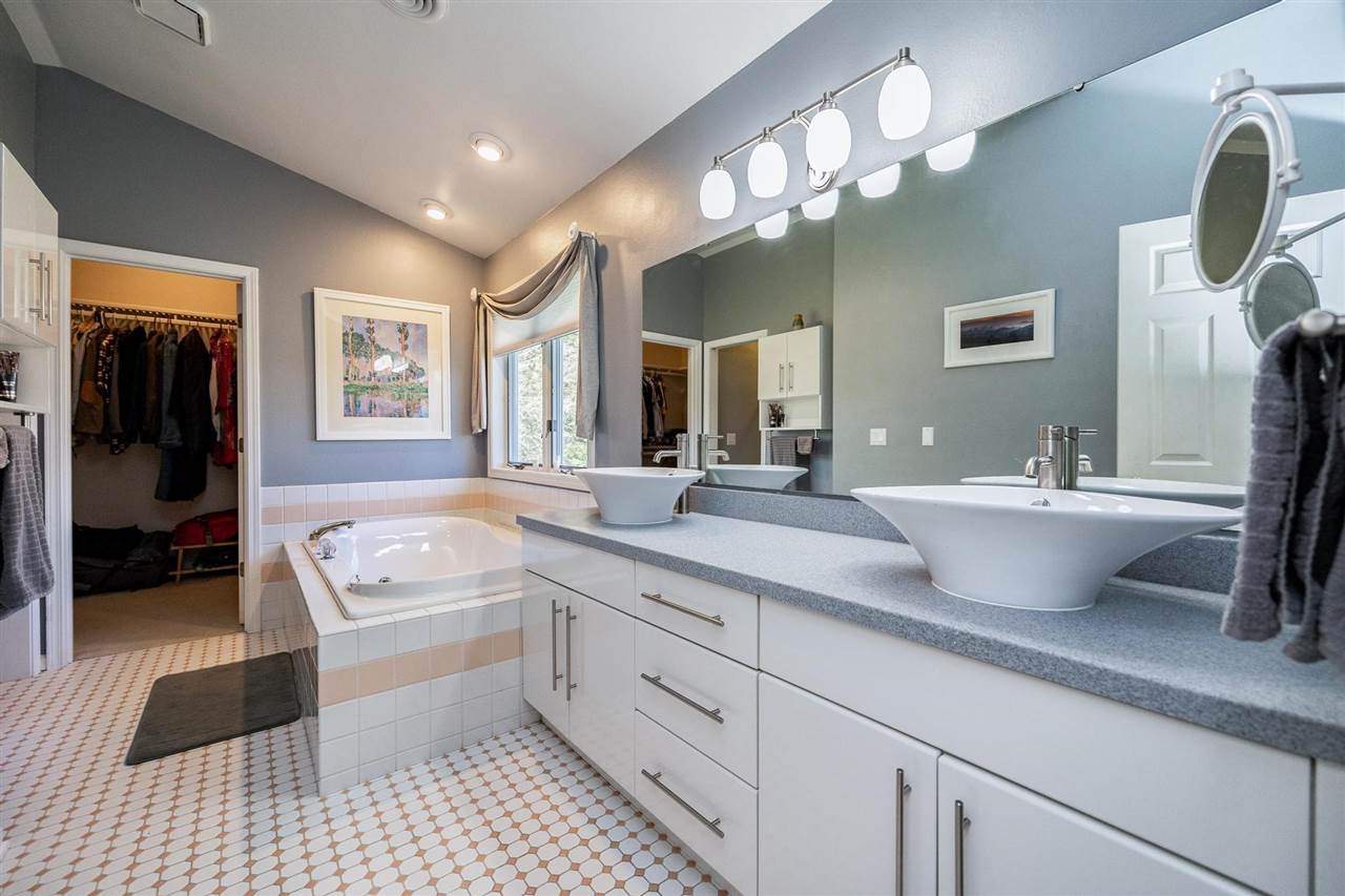 32 N High Circle Dr NE